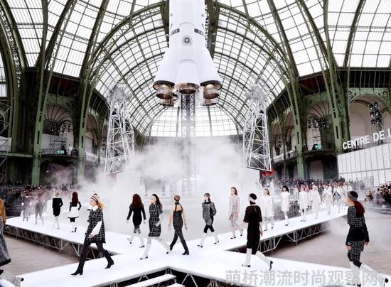 Chanel 2017 秋冬系列秀场上的火箭装置